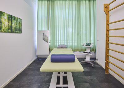 Behandlungskabine mit grünem Vorhang