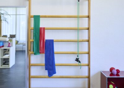 Sprossenwand mit farbigen Therabändern