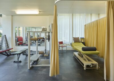 Trainingsbereich mit Behandlungsliege am Fenster