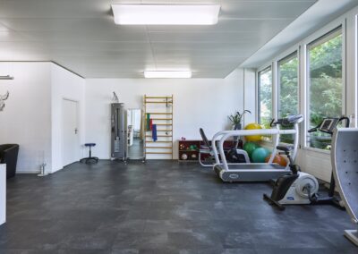 Heller Trainingsraum mit Spiegelwand