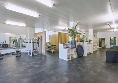 Übersicht über den Trainingsraum mit Matten und Trainingsgeräten